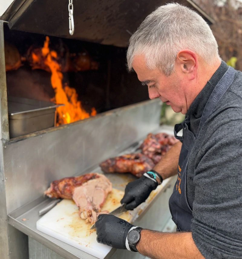 Bruno qui coupe de la bonne viande